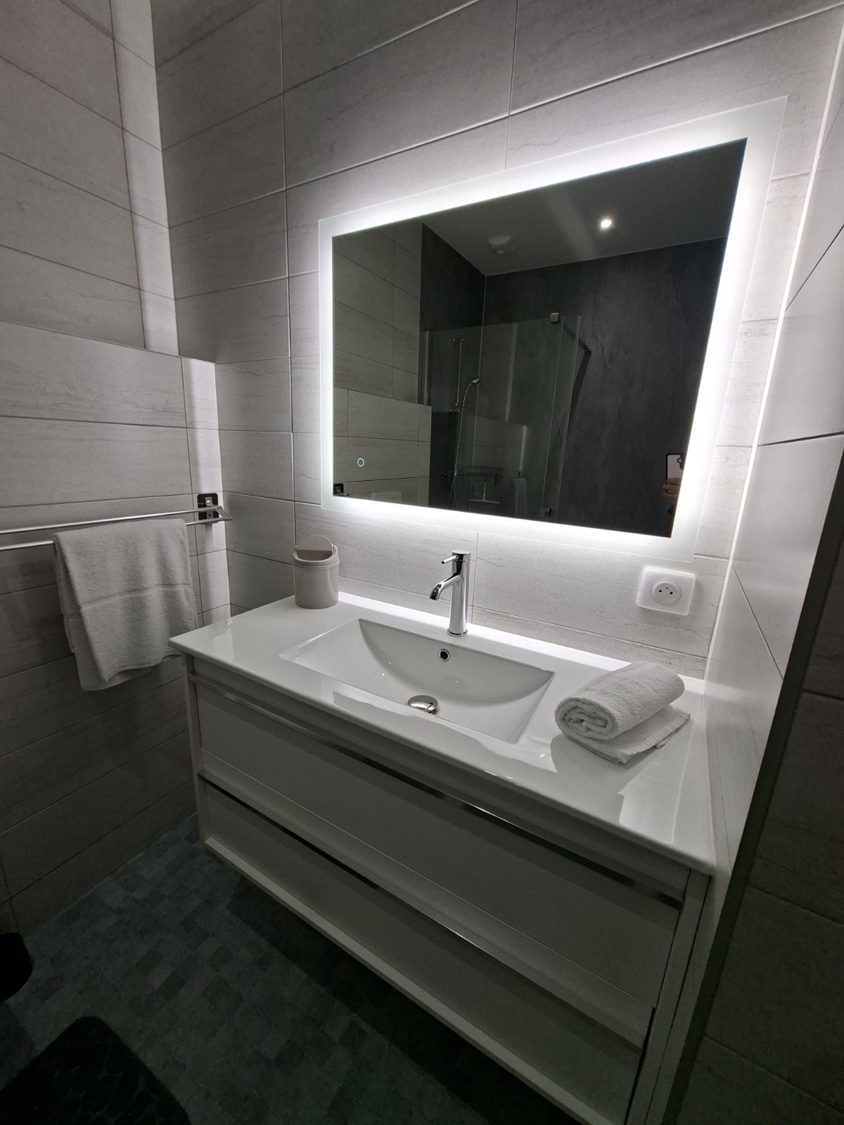 Vasque et miroir chauffant